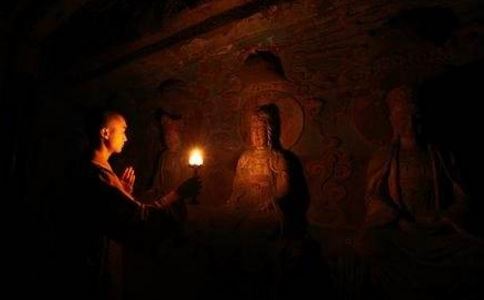 爱心志愿者为南方小客人准备热饮