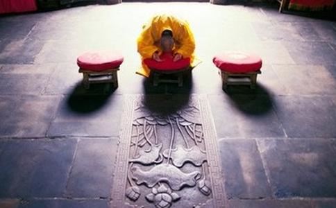 故事：借钱容易还钱难，十两银子借一年，只得到三两酒